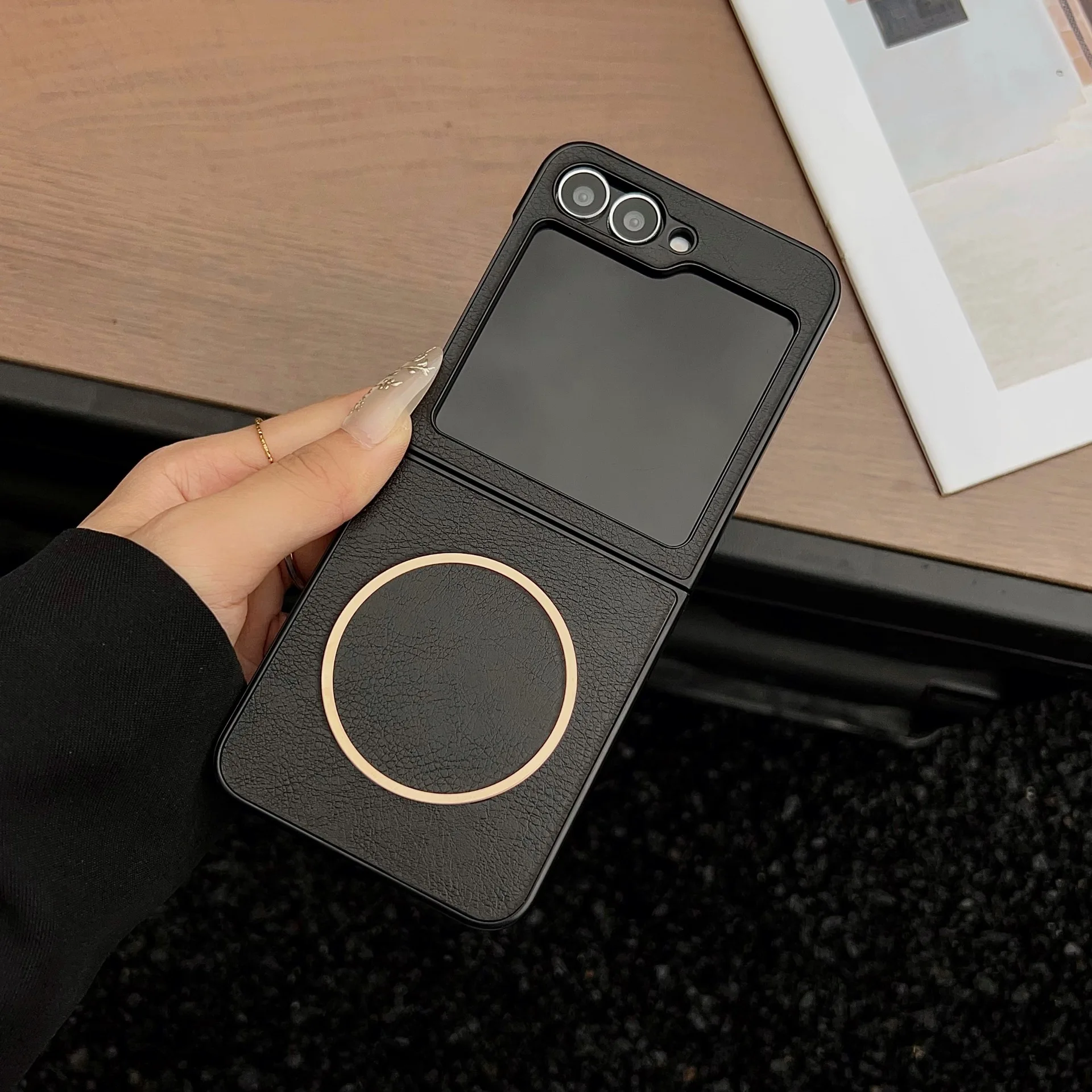Capa Para Celular (preta, Galaxy Z Flip 5) Com Estampa Retrô Em Couro, Carregamento Magnético.