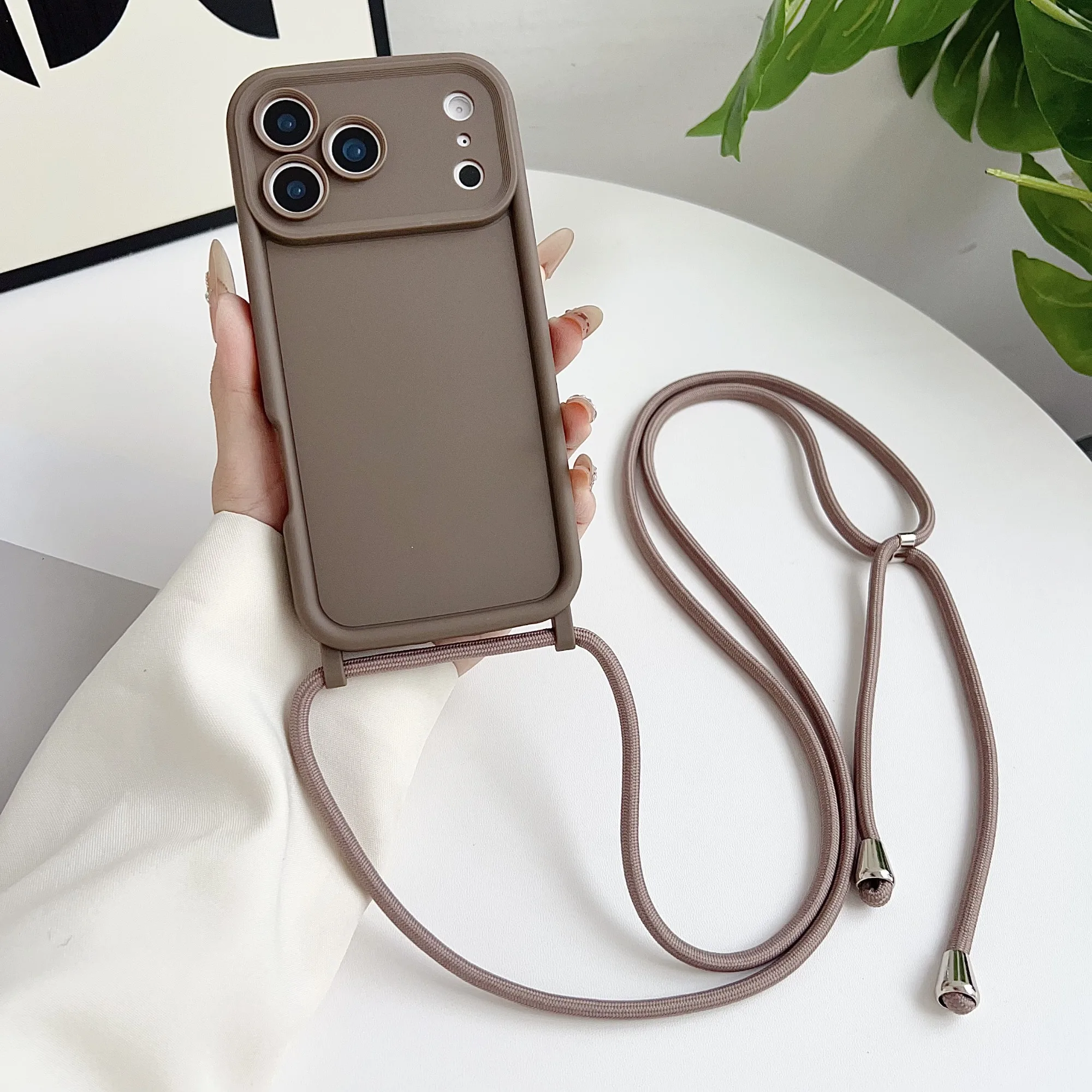 Capa Para Celular (iphone 17 Pro, Marrom) Com Alça Transversal, Protege A Câmera E É Resistente A Impactos.