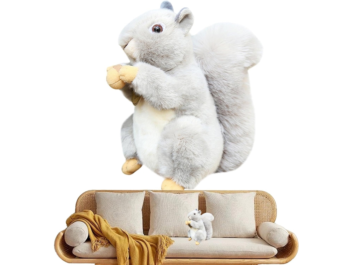Ésquilo de Pelúcia protegendo Uma Bolota.