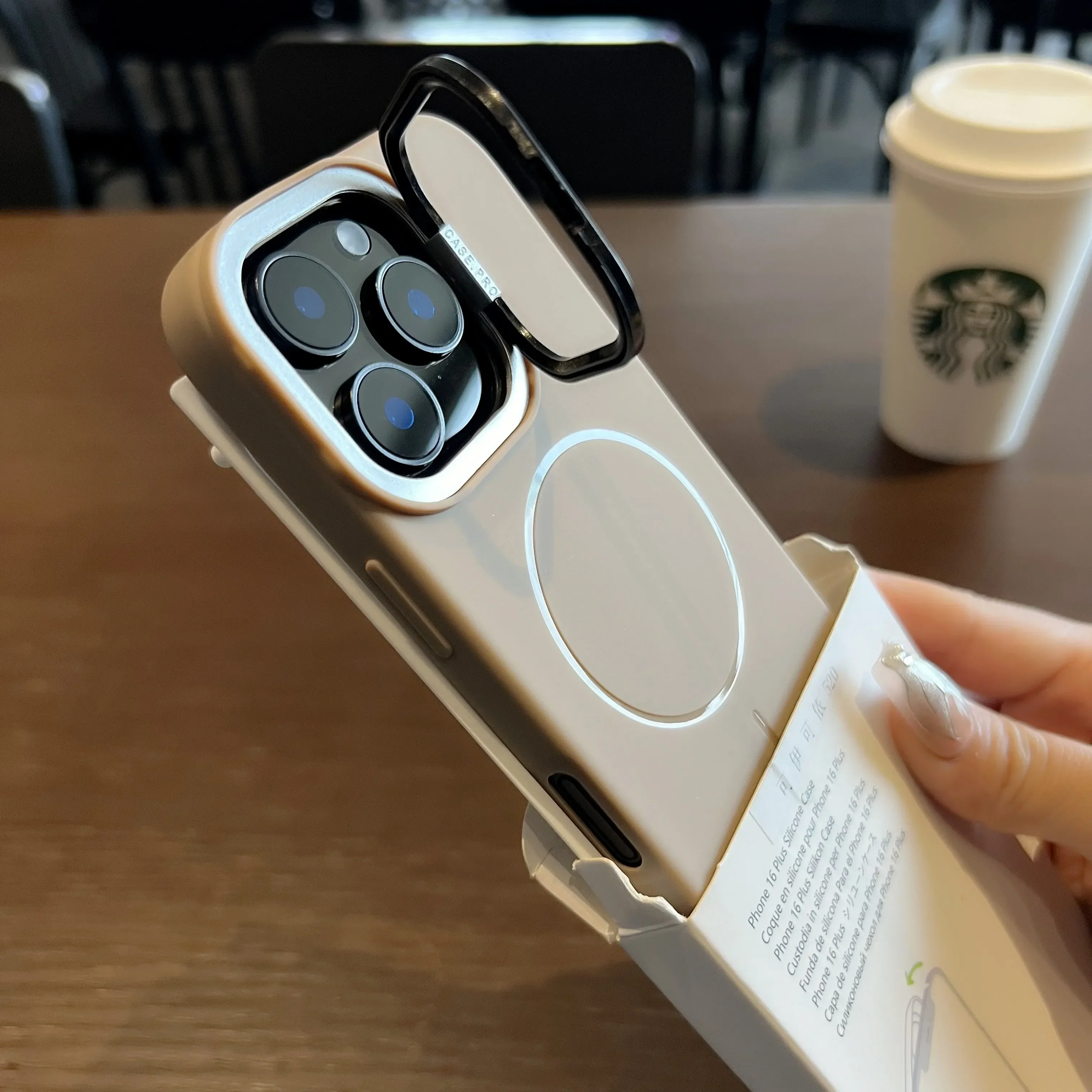 Capa Protetora Macia Com Suporte Para Câmera (iphone 13 Pro Dourado), Magnética E Resistente A Impactos.