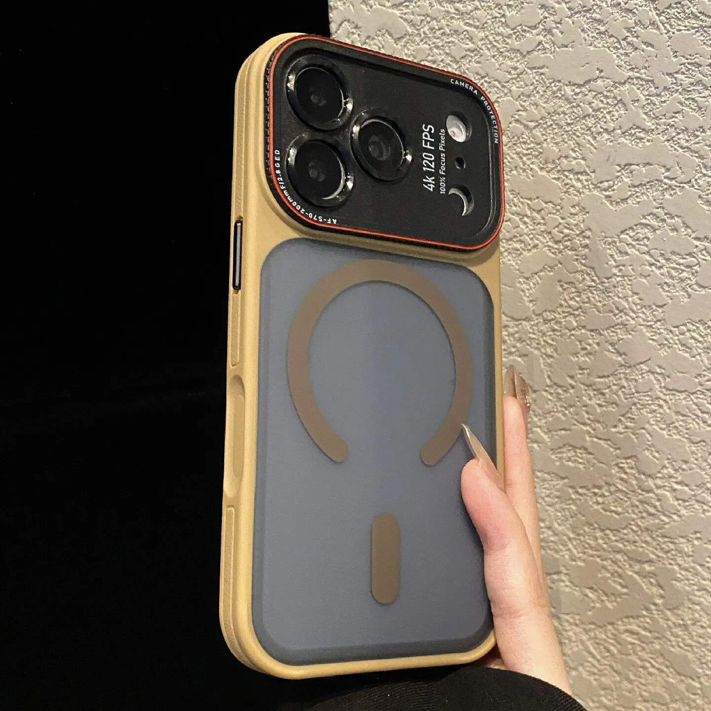 Capa Protetora Magnética À Prova De Choque (para Iphone 16 Pro Dourado), Proteção Para A Câmera, Acabamento Fosco.