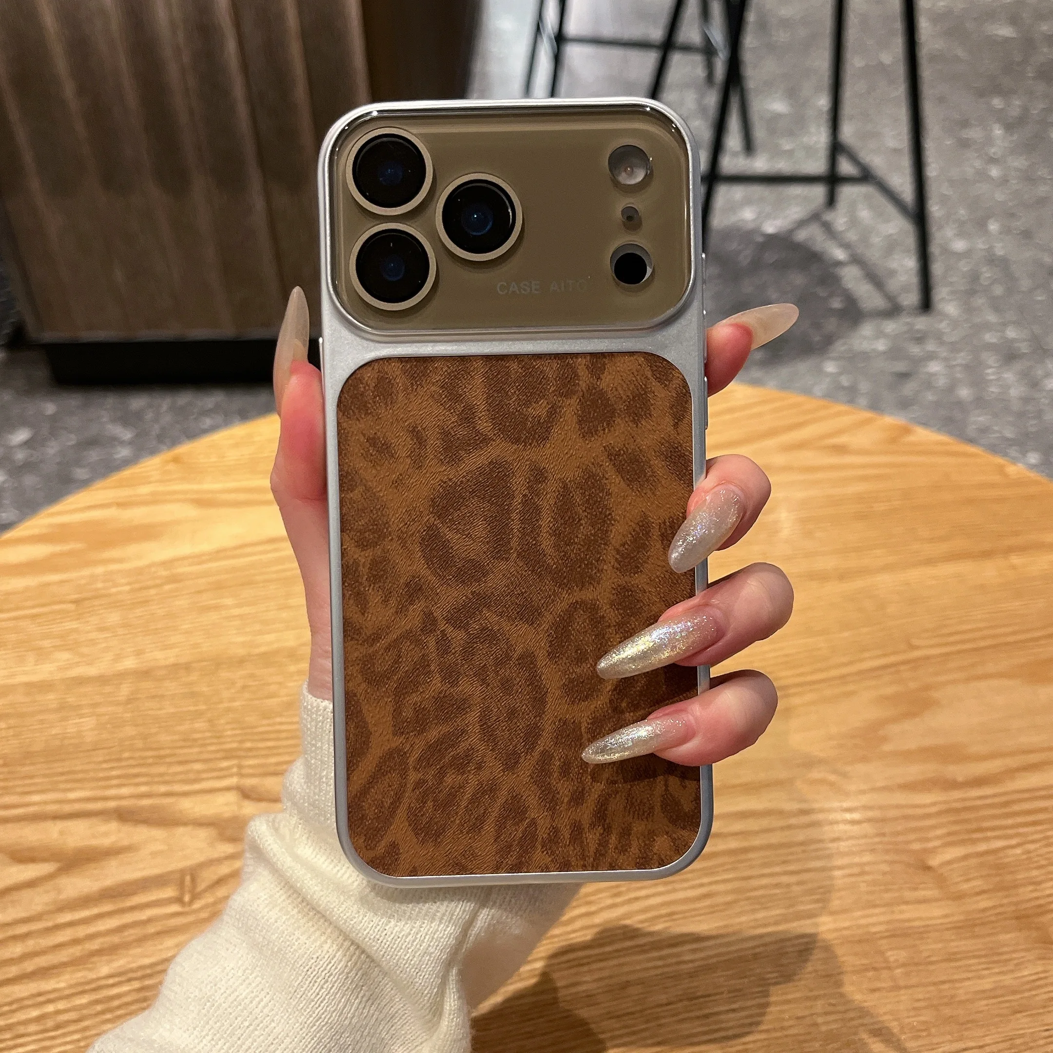 Capa Para Celular (iphone 17 Marrom) Com Textura De Couro E Estampa De Leopardo, Acabamento Fosco Moderno E Resistente A Impactos.