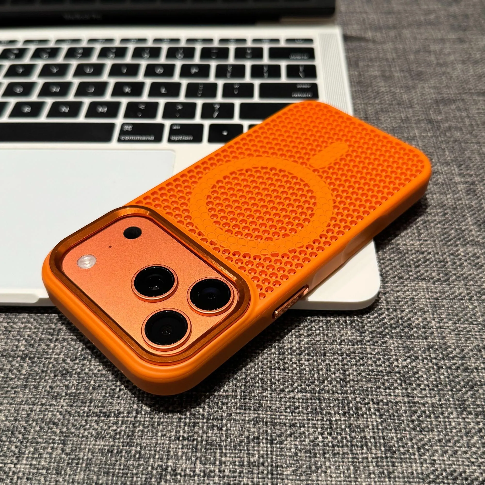 (iphone 11 Laranja) Capa De Celular Com Tela Vazada E Sistema Magnético, Compatível Com Carregamento Sem Fio.