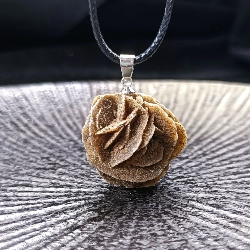 Colar com Pingente de Pedra Rosa do Deserto Marroquina Natural , Gema Irregular. MDUG (rosa)