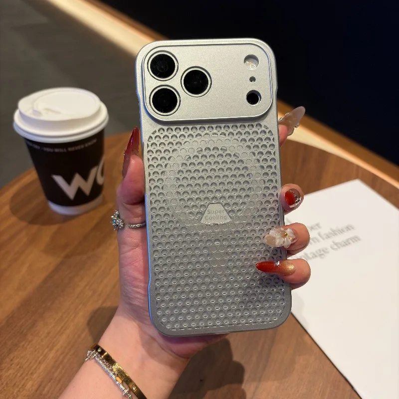 Capa Para Celular (iphone 13 Pro Prateado) Respirável, Perfurada Para Dissipação De Calor, Com Acabamento Fosco.