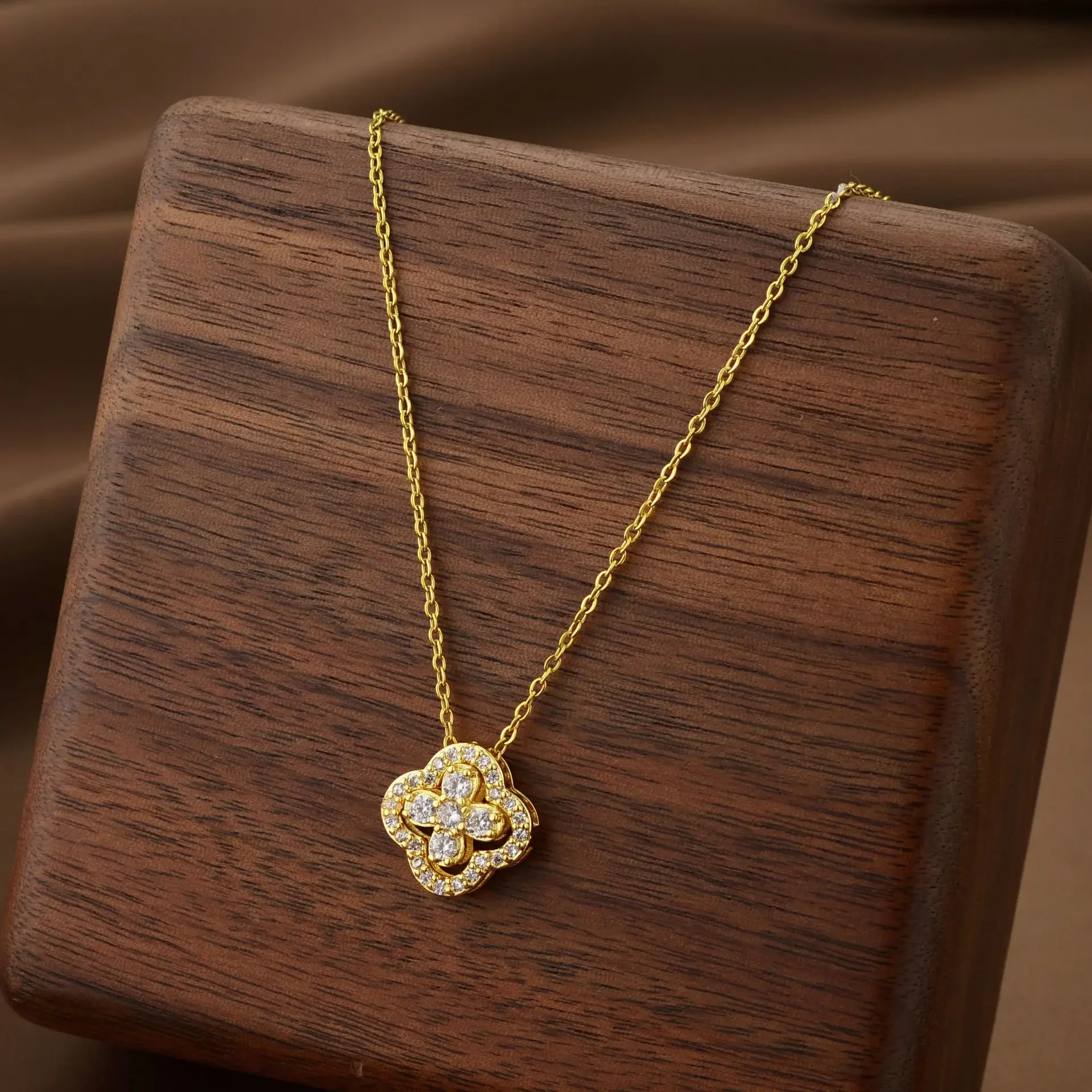 Pingente De Trevo Da Sorte Em Aço Titânio (dourado), Corrente De Clavícula Luxuosa E Requintada.