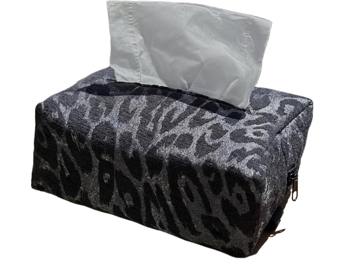 Porta-lápis em formato de carro com estampa de leopardo e zíper.