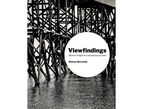 Livro Viewfindings: Slivers of light in a tempestuous time Melody Mociulski (Inglês)