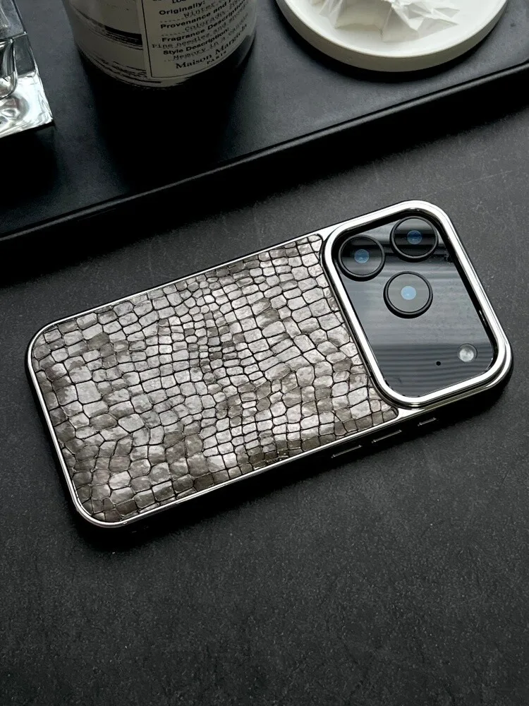 Capa Para Celular (iphone 11 Pro Max Cinza) Em Couro Eletrogalvanizado Com Padrão De Crocodilo, Resistente A Impactos E Macia.
