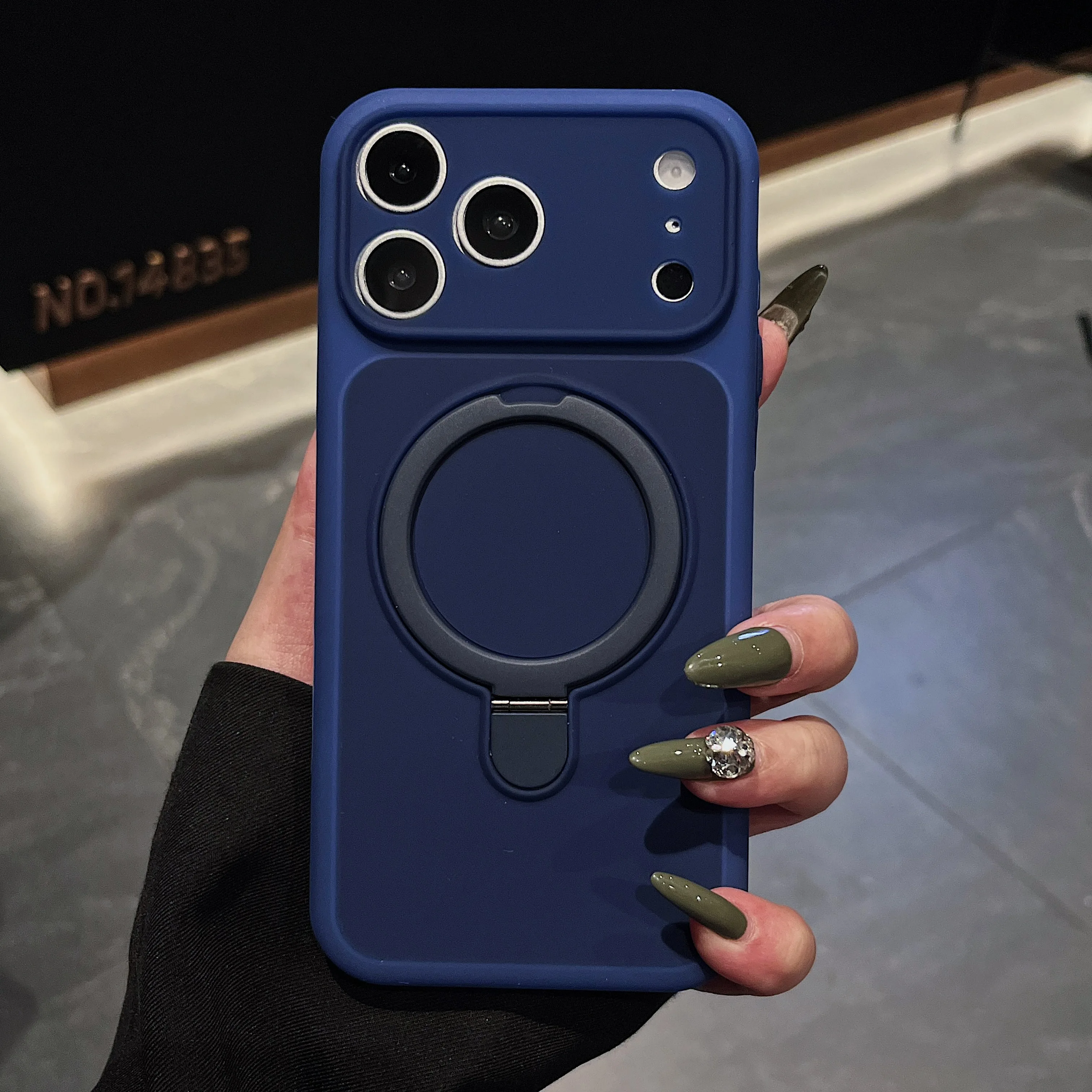 Capa Protetora De Silicone Líquido Macio Com Suporte, Função Magnética E À Prova De Choque (iphone 17 Pro).