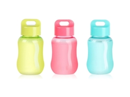 Garrafa de água esportiva portátil de plástico com cordão e mini copo de mão para caminhadas ao ar livre