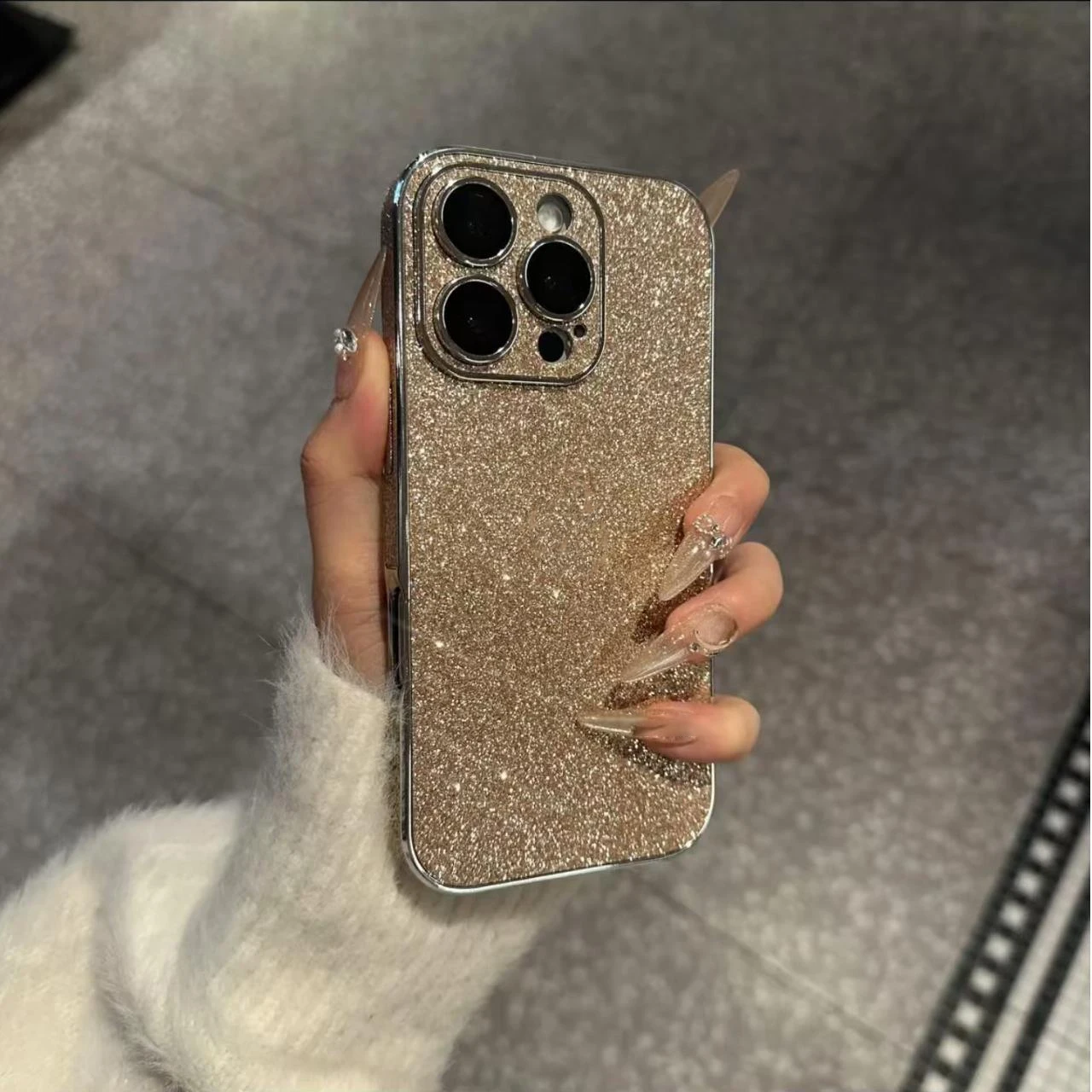 Capa Protetora De Silicone Macio E Brilhante Com Moldura Eletroplaqueada, À Prova De Choque, Para Iphone 16 Pro Max (dourada).