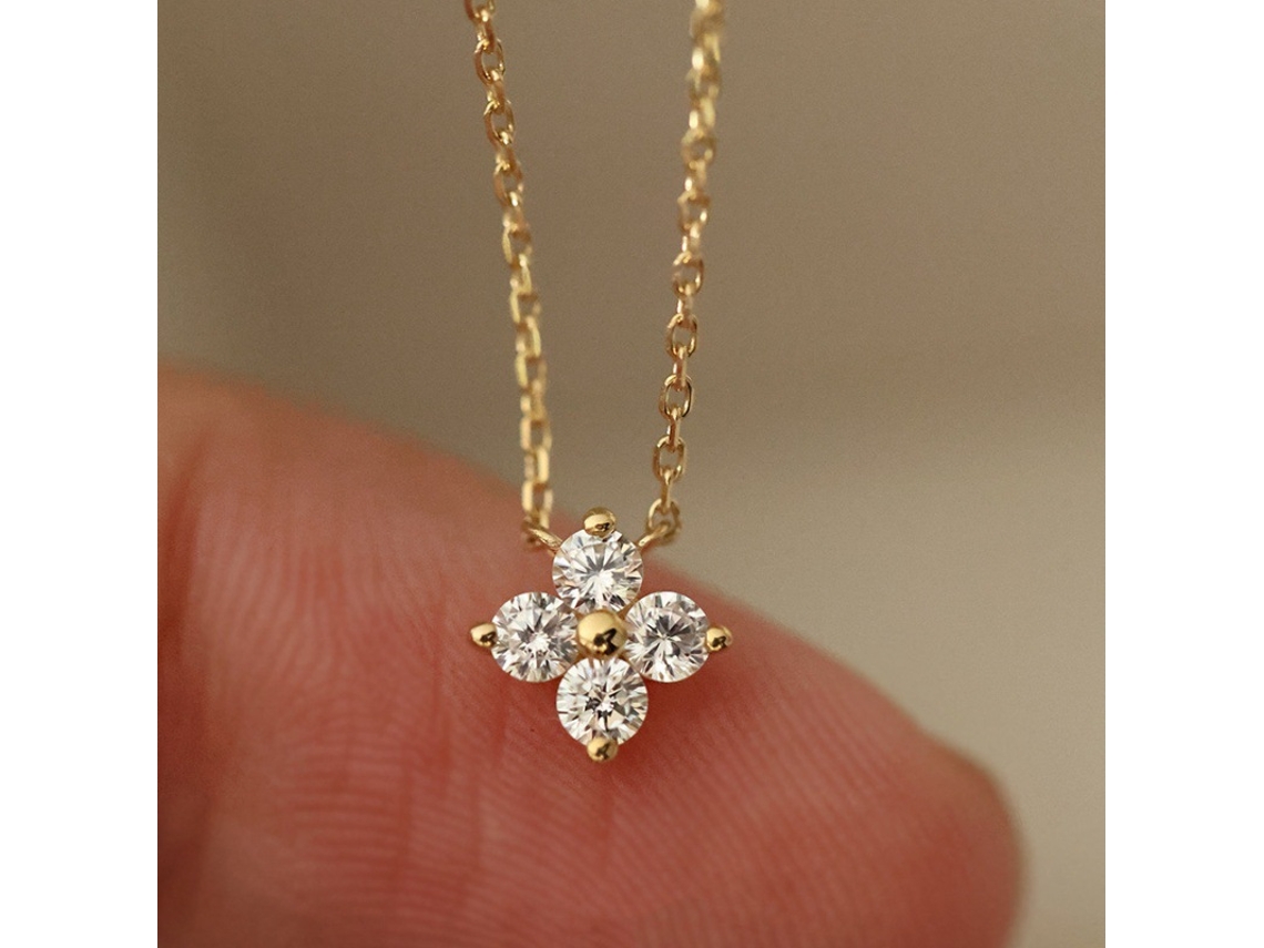 Colar em Prata de Lei 925 com Pingente de Trevo de Quatro Folhas, um Design Leve, Luxuoso e Sofisticado. MDUG