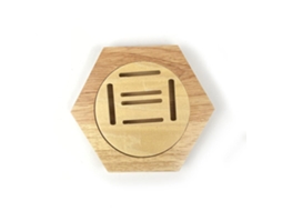 Suporte E Porta Medalhas Hexagonal De Madeira Com Formato De Favos De Mel