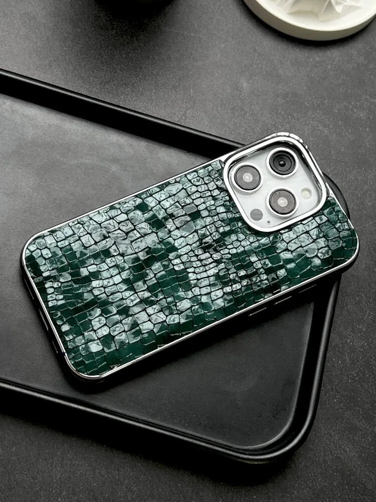 Capa Para Celular (iphone 16 Pro Max Verde) Em Couro Eletrogalvanizado Com Padrão De Crocodilo, Resistente A Impactos E Macia.