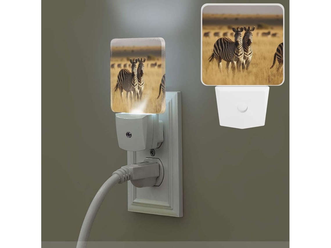 Luminária noturna com estampa de zebra sobre capim-savana, foto tirada com sensor, luz noturna branca, luminária.