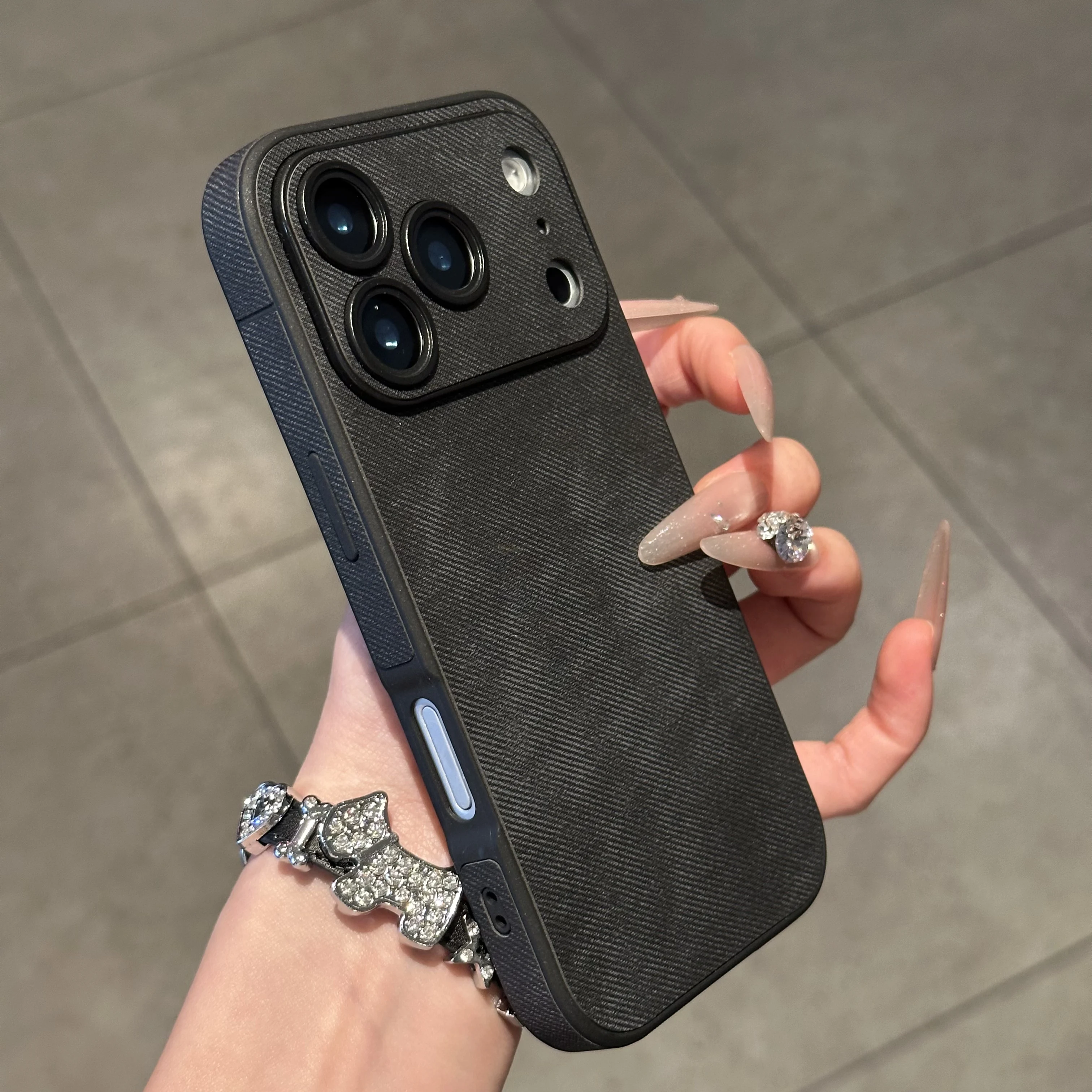 Capa Para Celular (iphone 17 Pro Preto) Em Couro Resistente Com Moldura De Silicone Macio.
