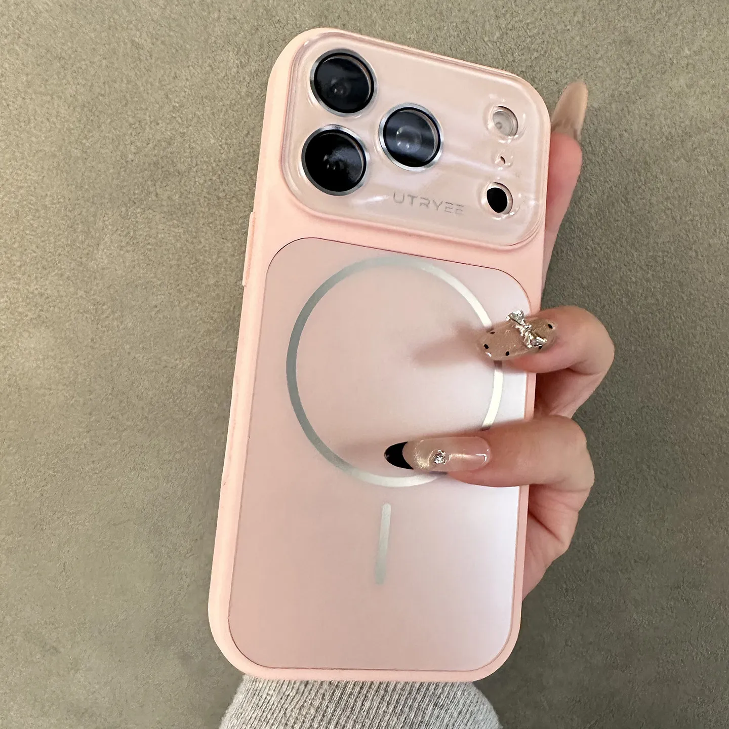 Capa Para Iphone 15 Pro Rosa Com Carregamento Magnético E Acabamento Fosco, Em Silicone Macio E Resistente A Impactos.