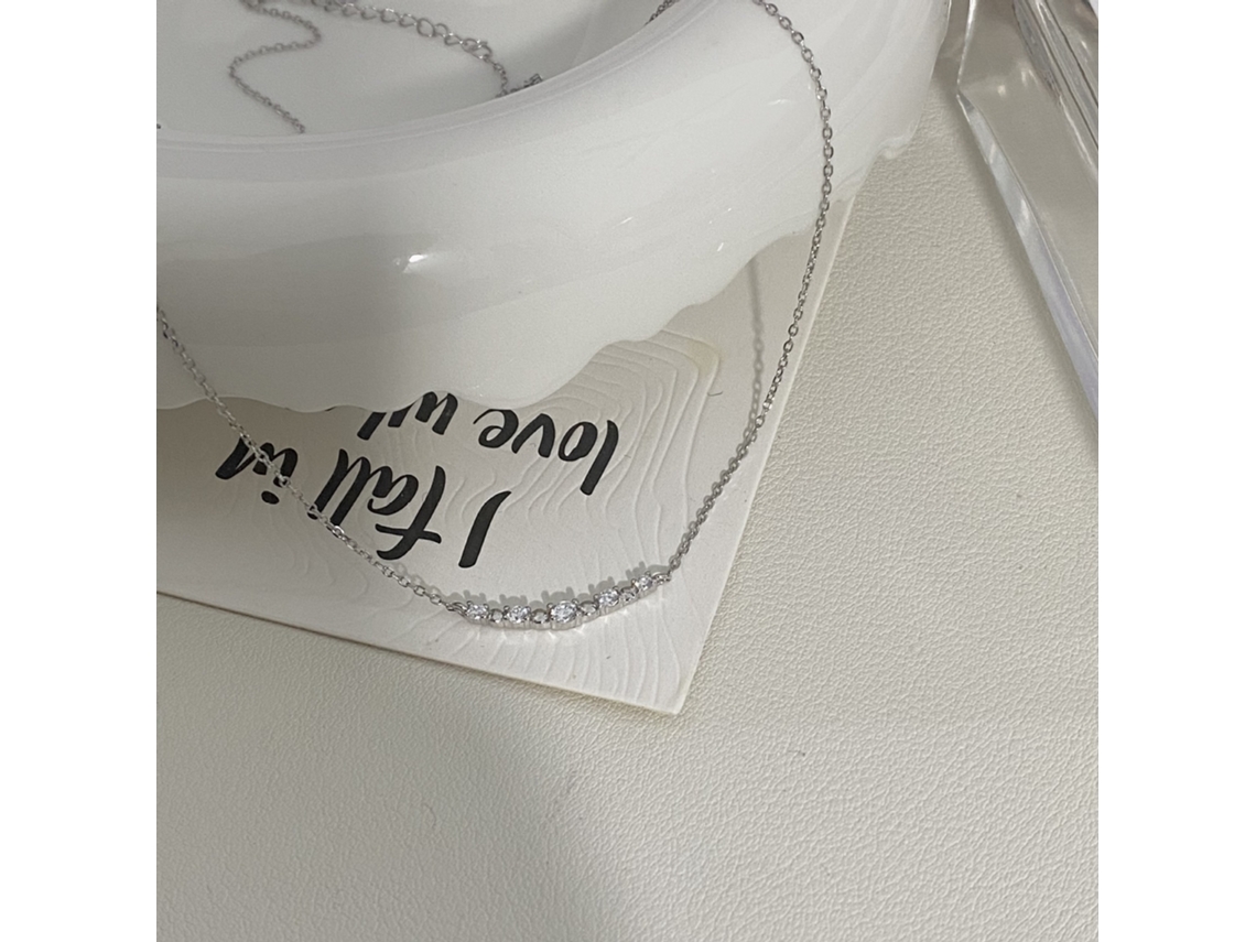 Foto Real de uma Atmosfera Elegante e Sofisticada, Prata de Lei S925, Colar Sorridente, Luxo Discreto e Versátil. MDUG (ouro Branco)