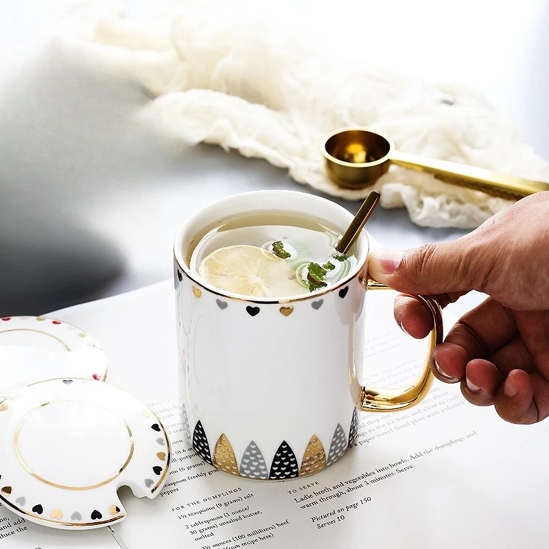 Caneca de Café Nórdica de Luxo, Pintada À Mão em Cerâmica Dourada, Modelo a , Perfeita para Casais. MDUG (350ml)
