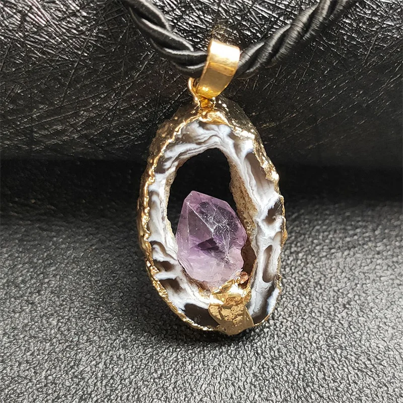Colar com Pingente de Cristal de Cura , Ágata Natural Vazada Combinada com Ametista. MDUG (dourado)