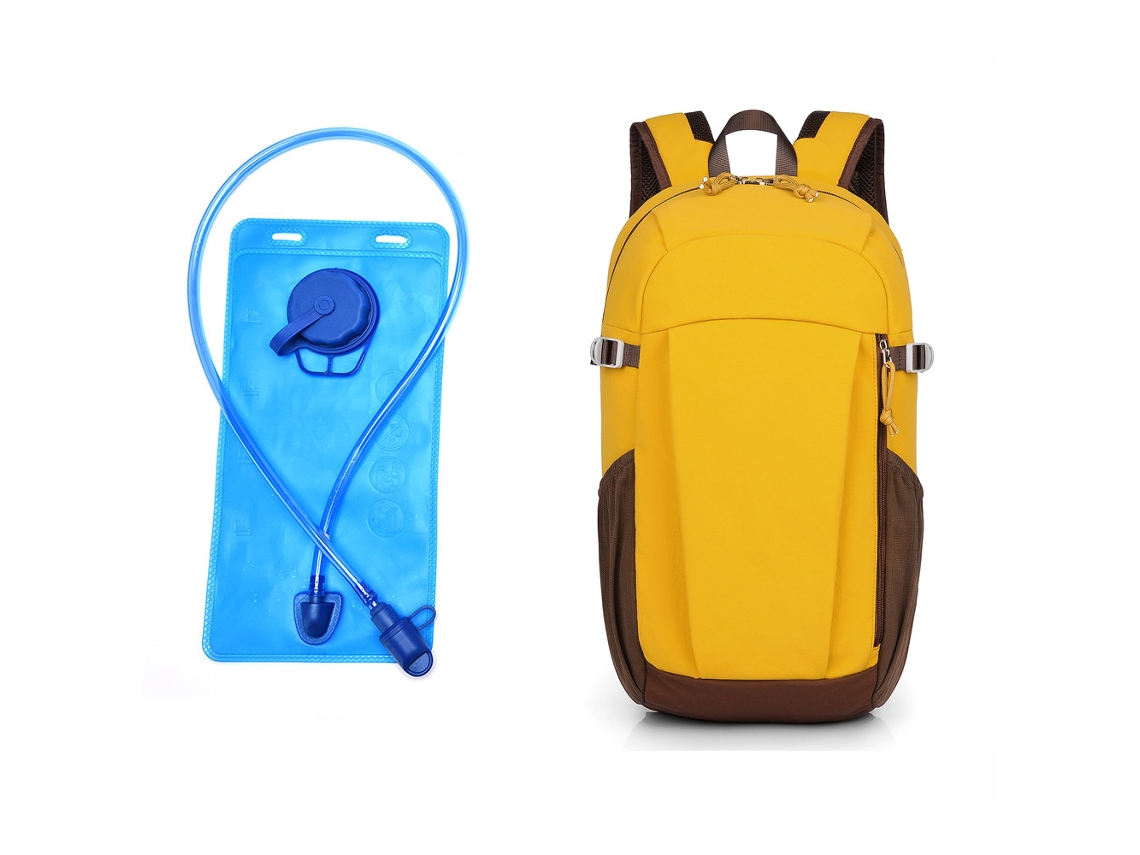 Mochila (amarela com reservatório de hidratação) para atividades gratuitas, simples e práticas.