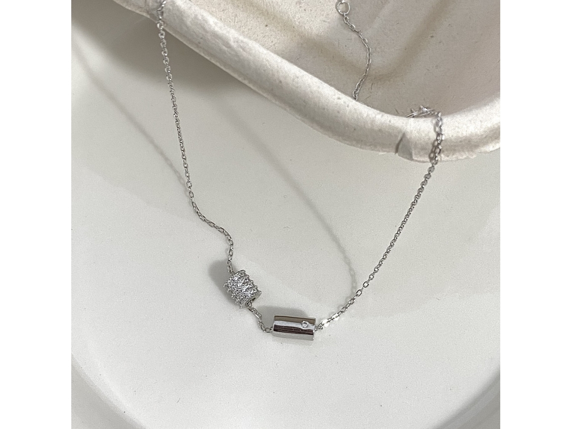 Colar com Pingente Duplo em Prata S925, Design Elegante e Sofisticado, Formato Cilíndrico, na Altura da Cintura . MDUG (ouro Branco)