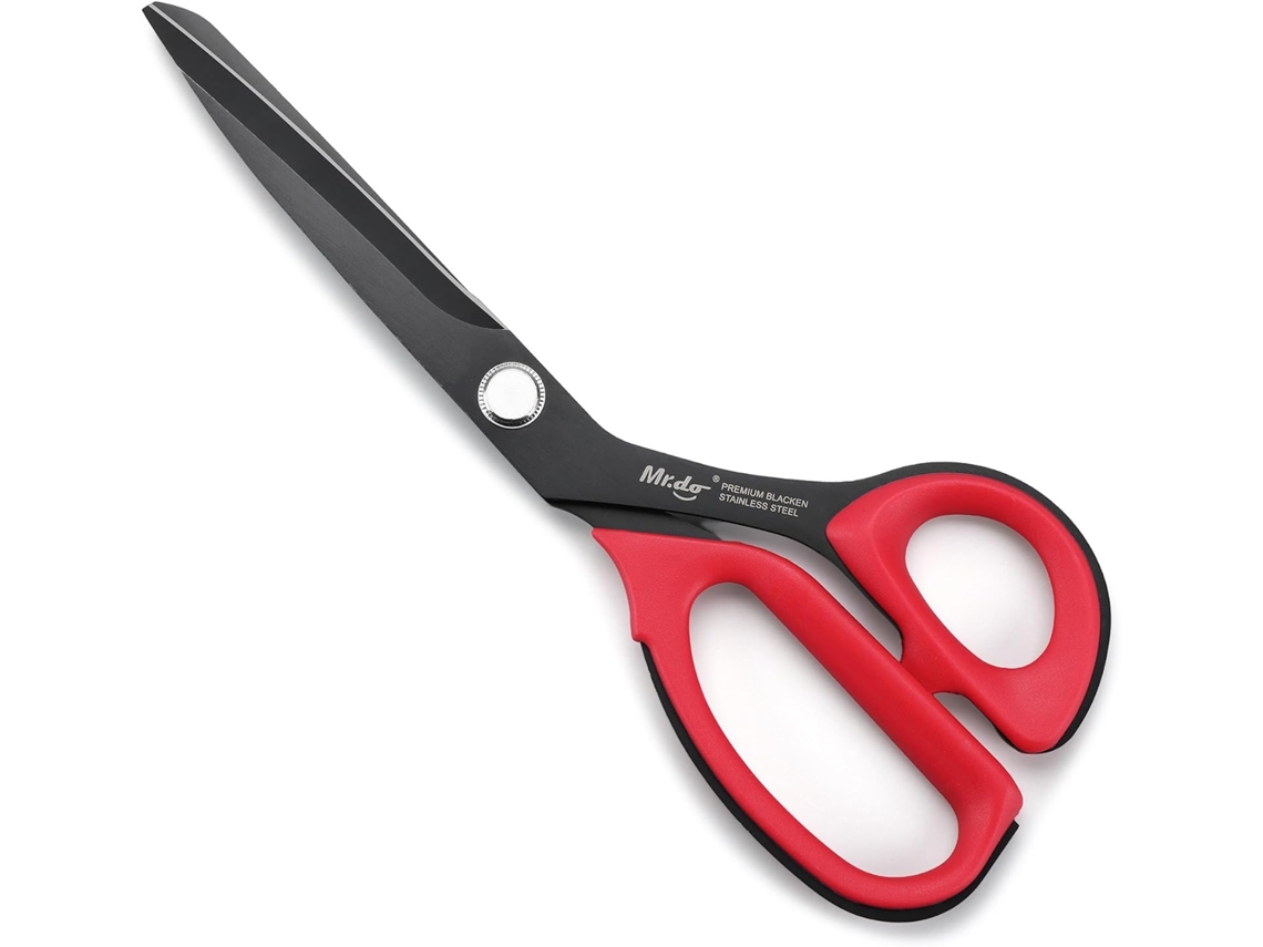 Tesoura de costura com lâminas integradas em aço inoxidável com acabamento em óxido preto, resistente à ferrugem e com cabo ergonômico.