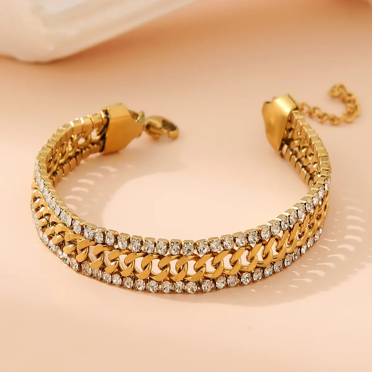 (dourado) Pulseira De Três Fios Em Aço Inoxidável Banhado A Ouro, Cravejada Com Zircônias Cúbicas Brilhantes.