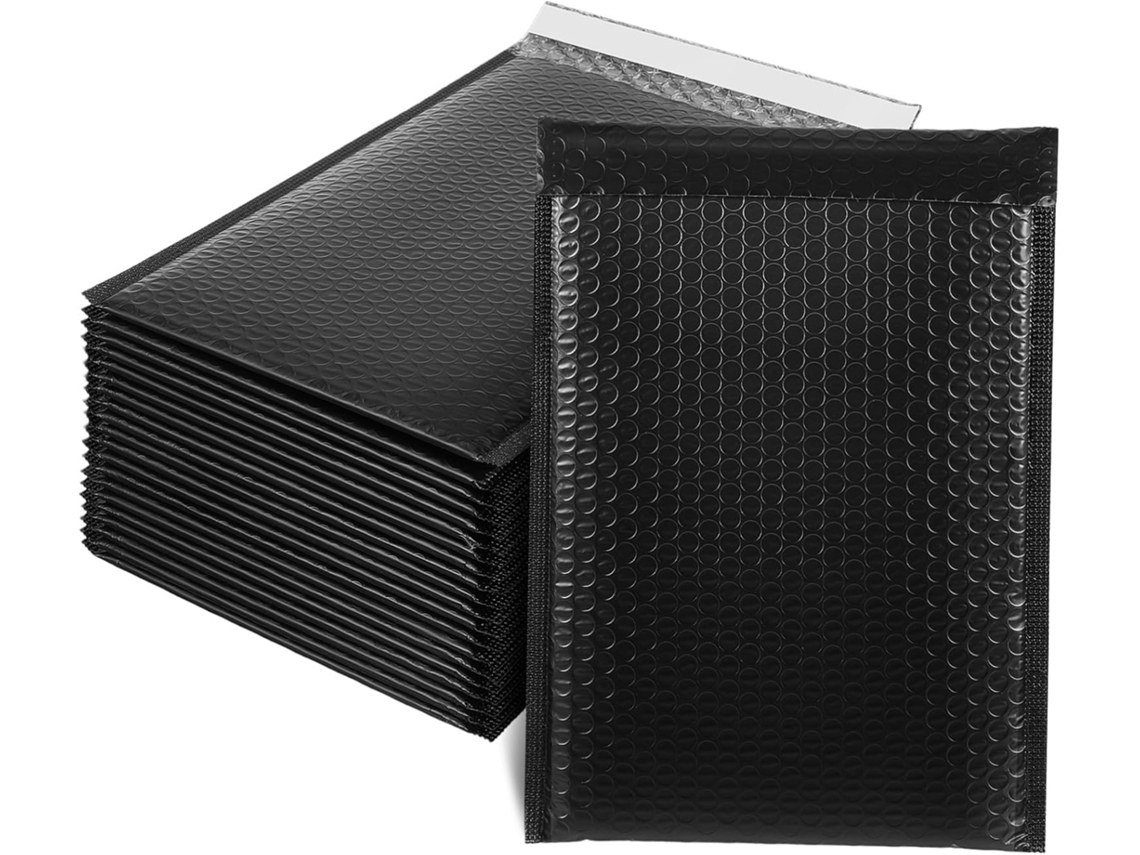 Lote com 50 envelopes acolchoados para envio de roupas e embalagens de maquiagem.