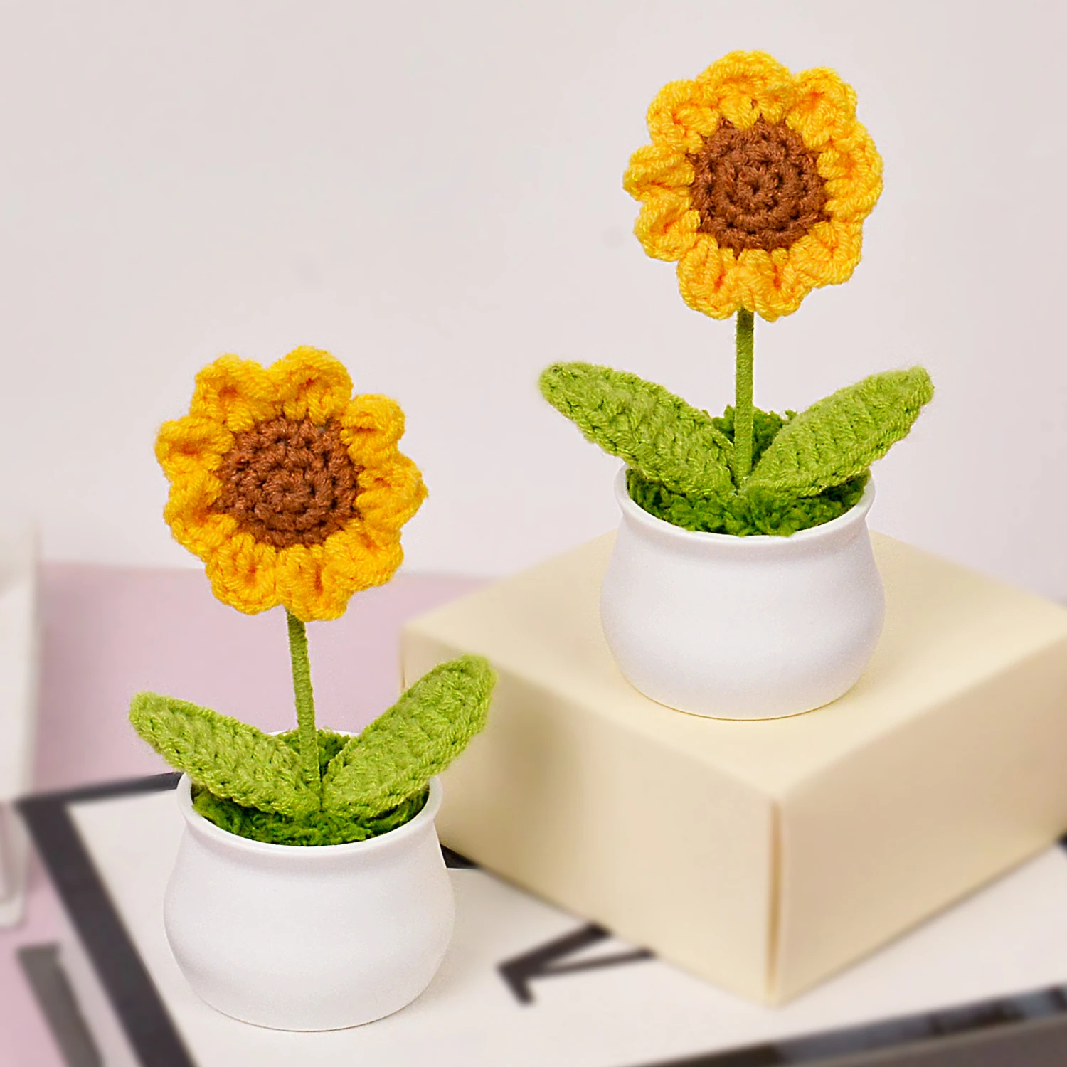 (2) Buquês De Girassóis Em Vasos Feitos À Mão Em Crochê, Flores Artificiais Em Um Vaso Branco