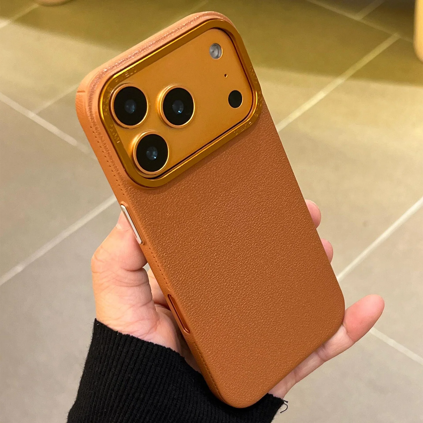 Capa De Silicone Macio Texturizado (marrom) Para Iphone 17 Pro Max Com Anel E Moldura De Metal Para A Câmera.