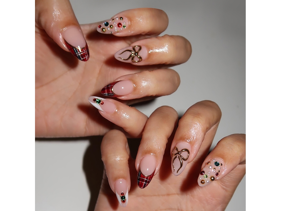 Weihnachtliche Nagelkunst, Mandelförmige English Maniküre Mit Gestreiflin Rändern, Hochwertige Nagelkunst Mit Goldenen Strasssliinen, Handgefertigt.