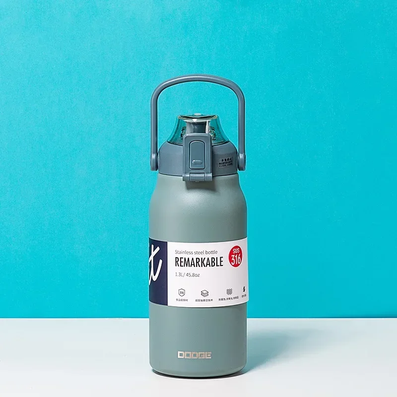 Garrafa térmica portátil em aço inoxidável (azul, 1300 ml), com isolamento a vácuo, ideal para esportes ao ar livre.