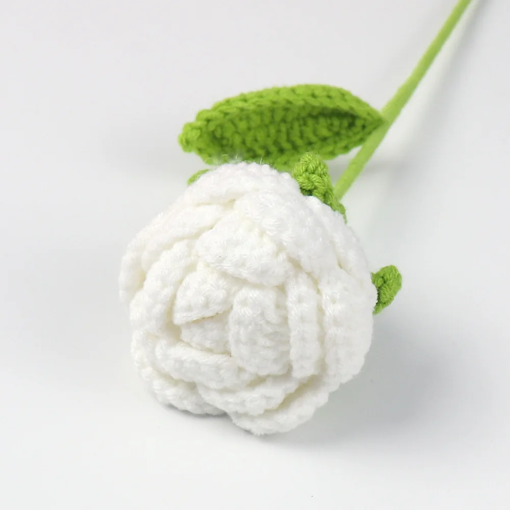 Rosa Artificial Tricotada E Feita De Crochê, Pronta Para Decoração De Casa.