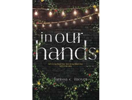 Livro in our hands de Larissa C Moyer (Inglês)