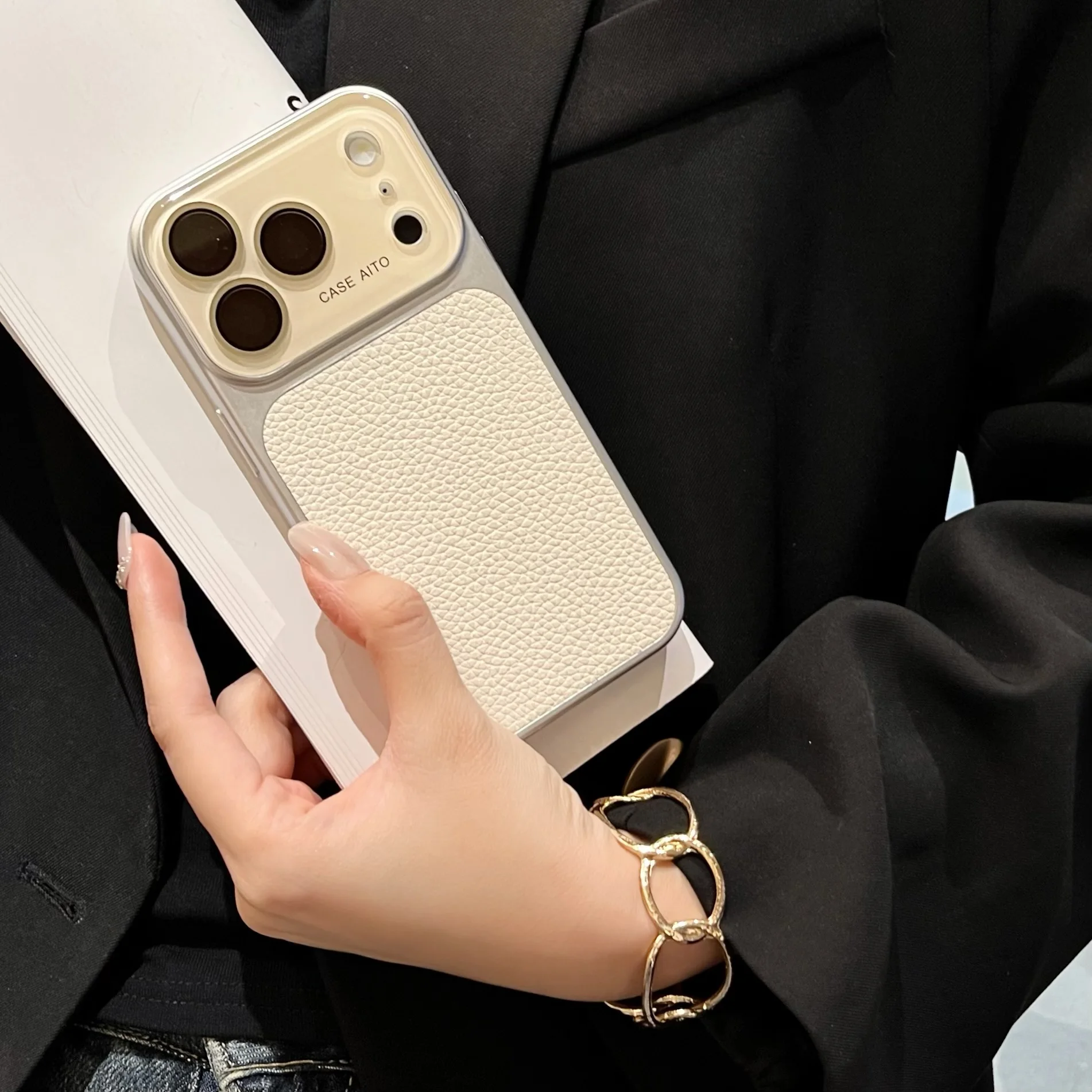 Capa Para Celular (iphone 17 Pro Branco) Em Couro Puro Na Cor Lichia, Fosca E Resistente A Impactos.