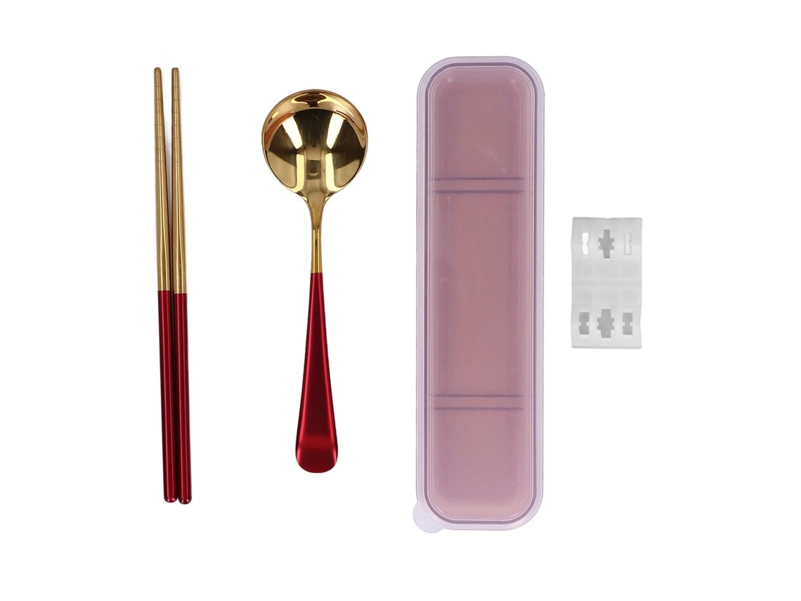 Um Conjunto De Talheres Reutilizáveis E Ecológicos Com Acabamento Espelhado E Um Visual Luxuoso.