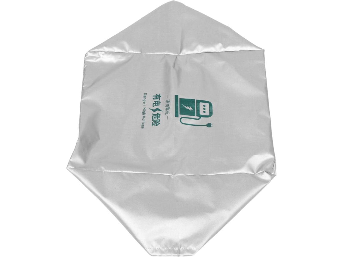 Este carregador portátil à prova d'água para veículos elétricos oferece proteção contra chuva.