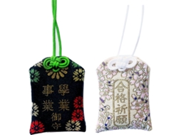Encantador amuleto tradicional japonês feito à mão da sorte, Omamori, para melhoria no desempenho acadêmico/em exames.