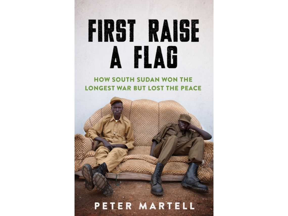 Livro First Raise a Flag de Peter Martell (Inglês)