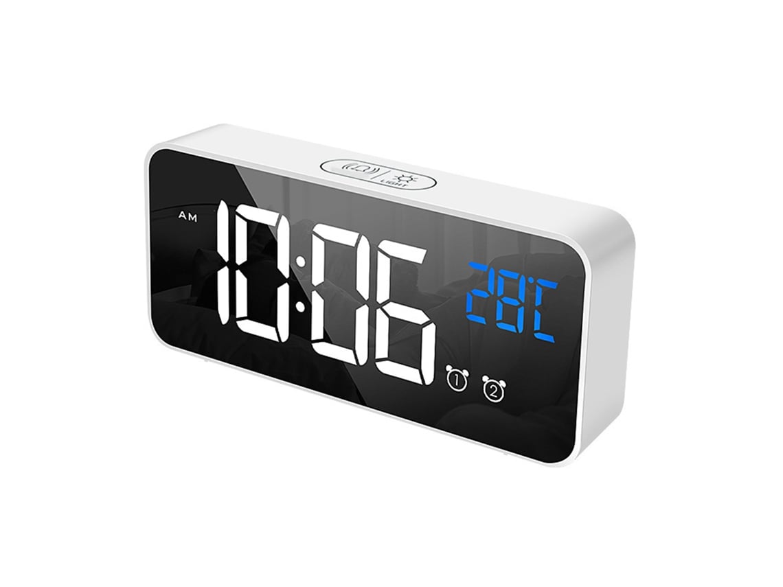 Relógio digital LED Baok com despertador silencioso na superfície espelhada para decoração de mesa branca.