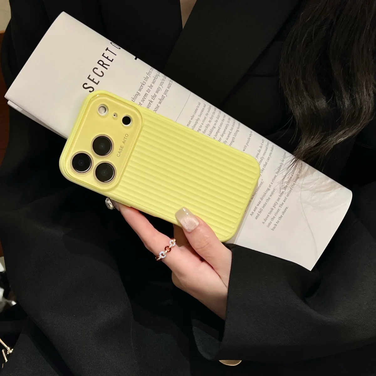Capa Listrada Para Iphone 16 Pro Max (amarela), Protege A Câmera, Acabamento Fosco Resistente A Impactos.