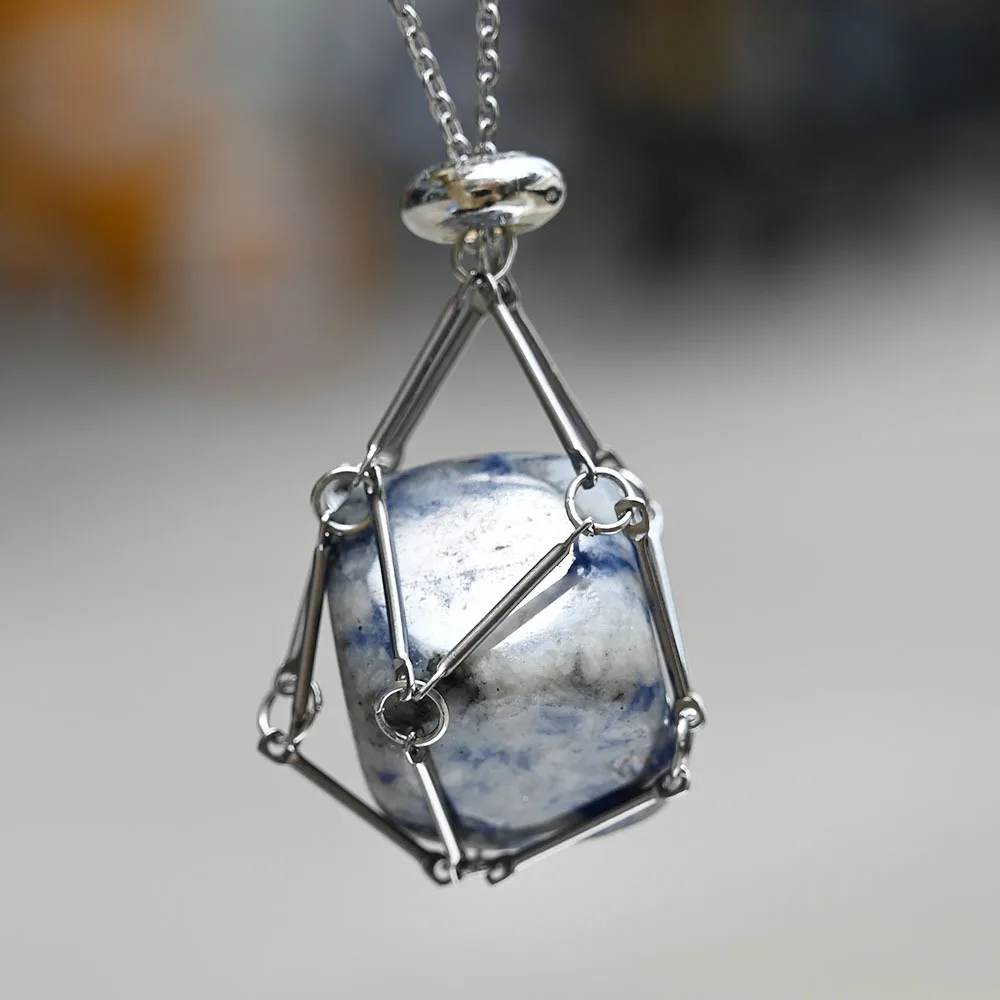 Colar Com Pingente De Cristal Em Malha Metálica E Pedra Bruta Irregular (jade Azul).