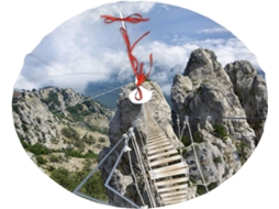 Pont À Suspendre Dans Des Rochers Raides, Jupe De Sapin De, Decorações De Ferme Para As Festas De Fim De Ano,