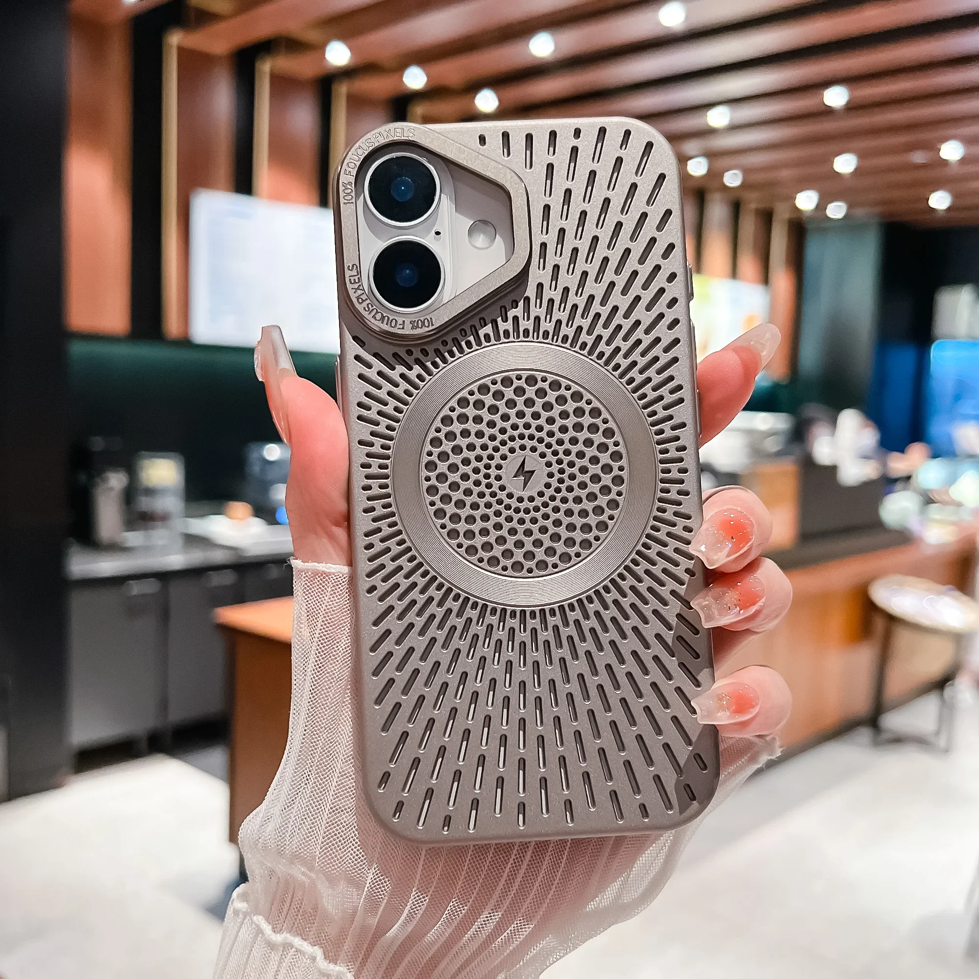 Capa Texturizada Para Iphone 15 Pro Max (cinza), Com Design Magnético E Compatível Com Carregamento Sem Fio.