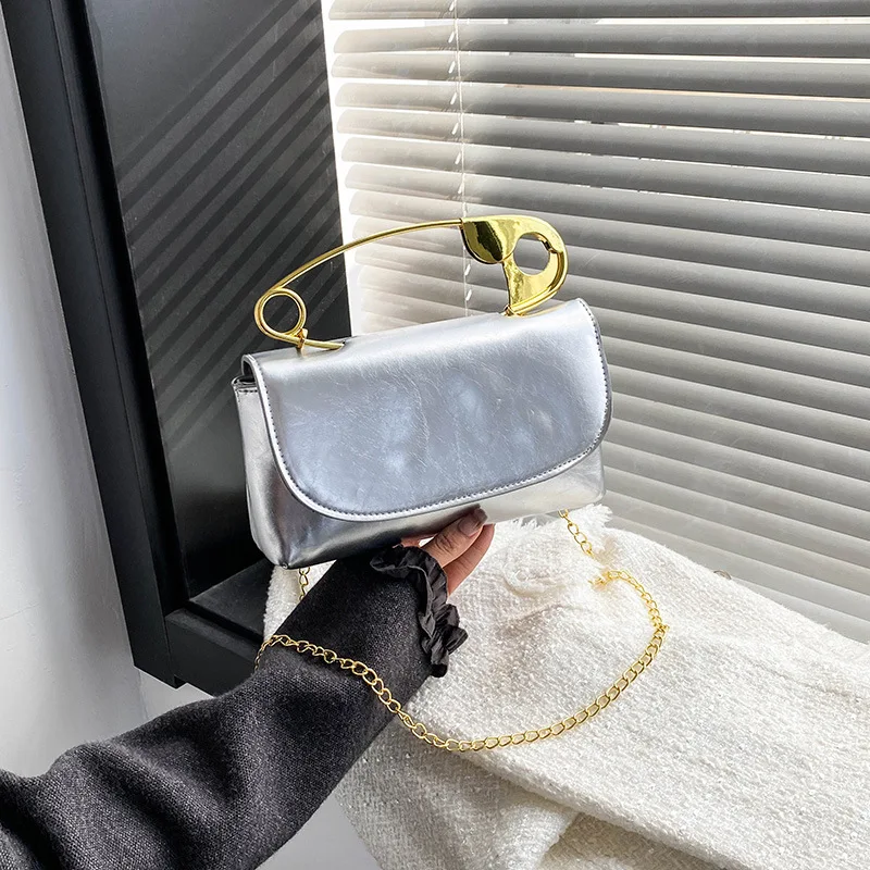 Bolsa Feminina De Couro Pu (prateada), Bolsa De Ombro Com Aba E Corrente De Grife.