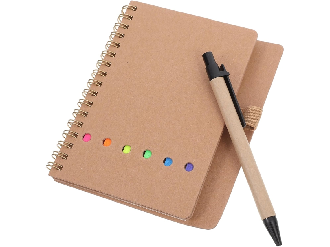 Caderno elegante com caneta, encadernação em espiral, folhas pautadas, tamanho pequeno de bolso para estudantes e escritores.