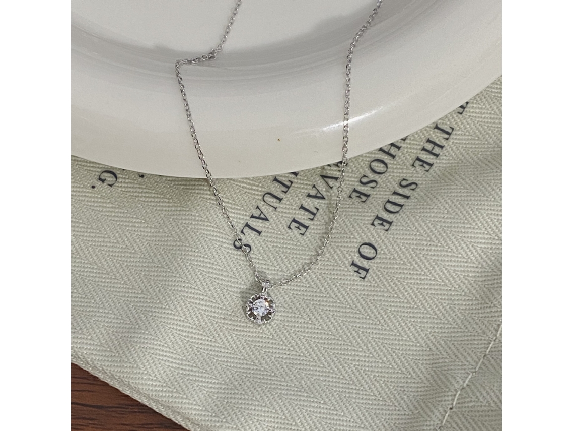 Colar Quadrado Vazado em Prata de Lei 925 , Estilo Chanel, com um Único Zircônio. MDUG (ouro Branco)