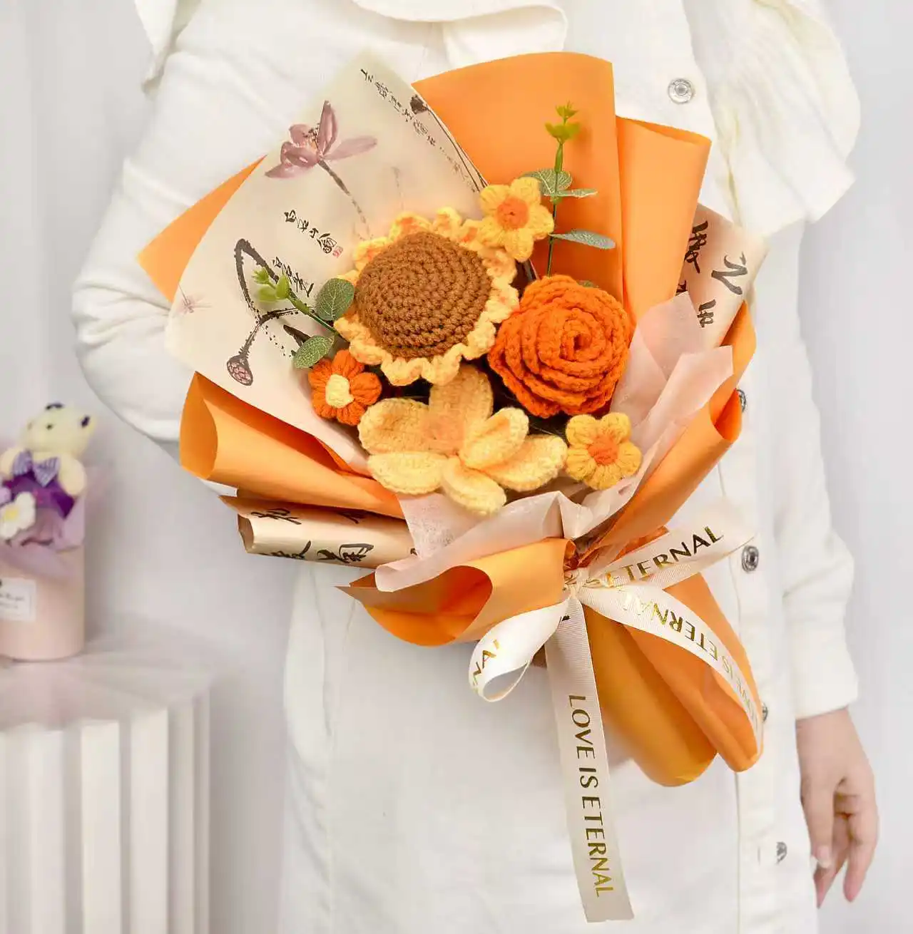 (laranja) Buquê Feito À Mão Em Crochê, Com Cravos E Tulipas Também Em Crochê, O Presente Perfeito.